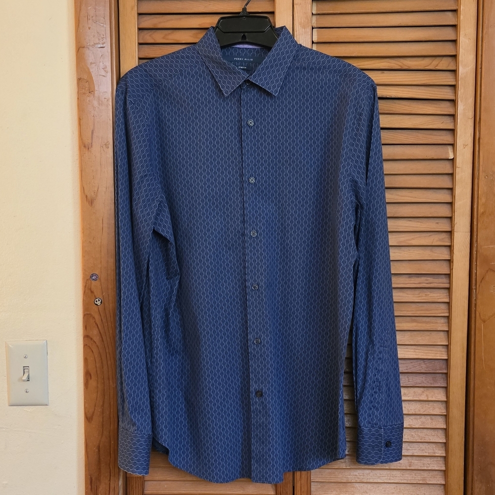 EUC Perry Ellis Men's Blue Patterned Shirt Size Medium